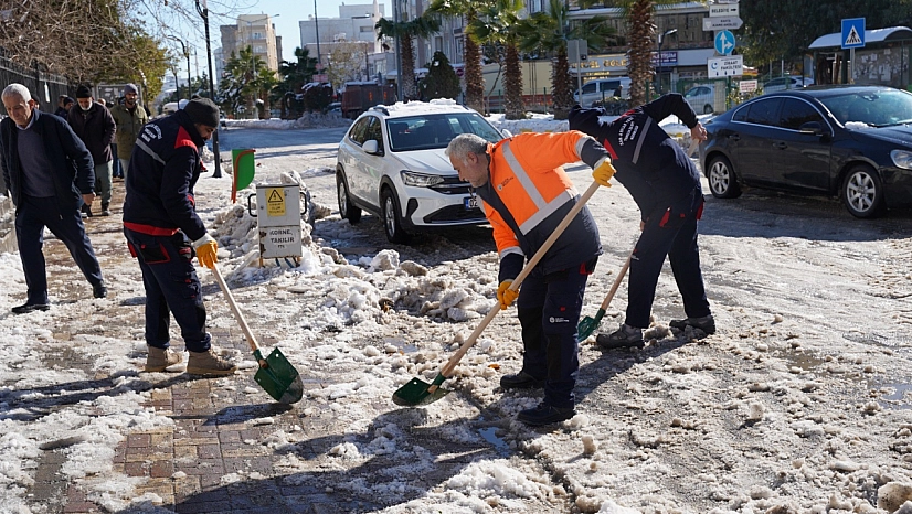 Kahta'da kar ve buzlanmaya karşı ekipler sahada