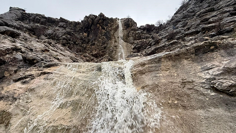 Kar ve yağmurun ardından şelale yeniden akmaya başladı