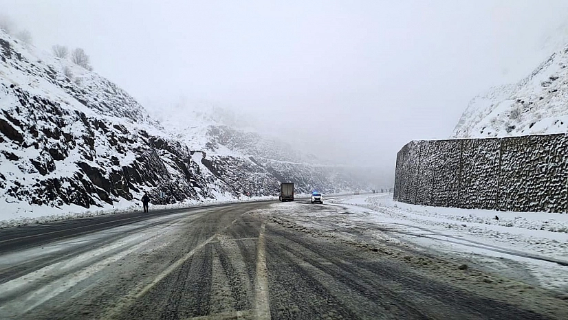Kar yağışı etkili oldu, bazı araçlar yolda kaldı