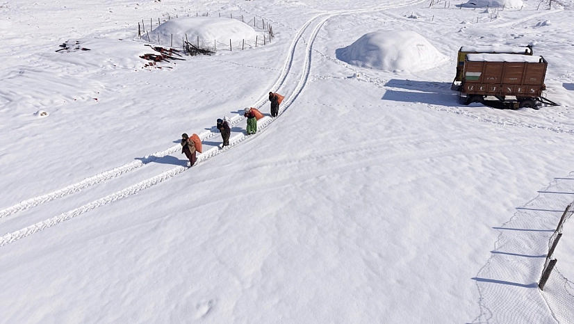 Kar yağışı hayatı zorlaştırdı: Kadınlar pes etmiyor