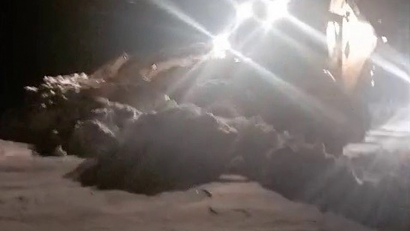 Kar yolları kapattı, ekipler seferber oldu