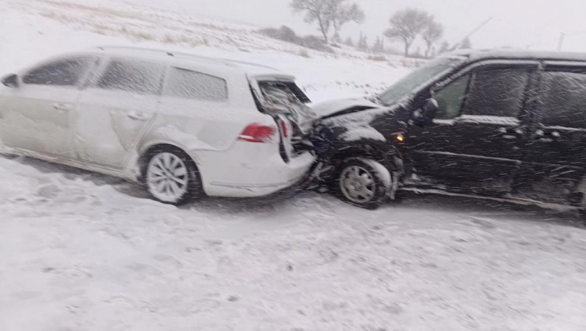 Karlı yolda iki araç çarpıştı: 1 yaralı