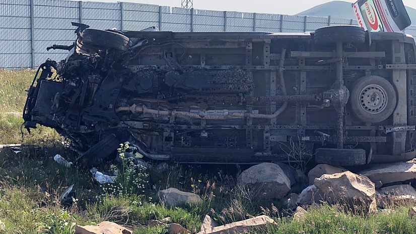 Kars'ta ambulans şarampole uçtu: 1'i doktor 4 kişi yaralandı