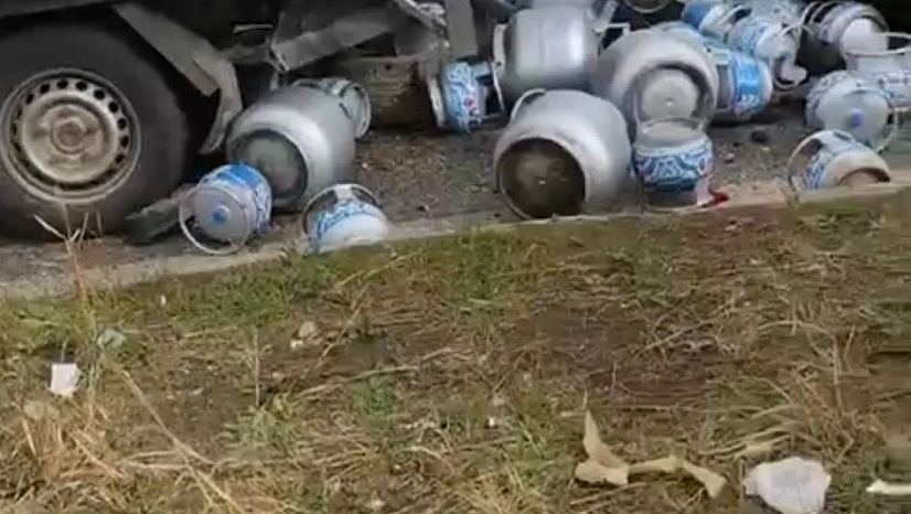 Kazada tüpler yola savruldu