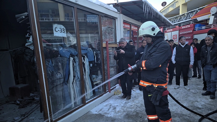 Konteyner Çarşı'da yangın paniği! İtfaiye zamanında müdahale etti