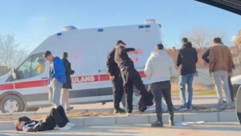 Kontrolden çıkan motosiklet kaldırıma çarptı