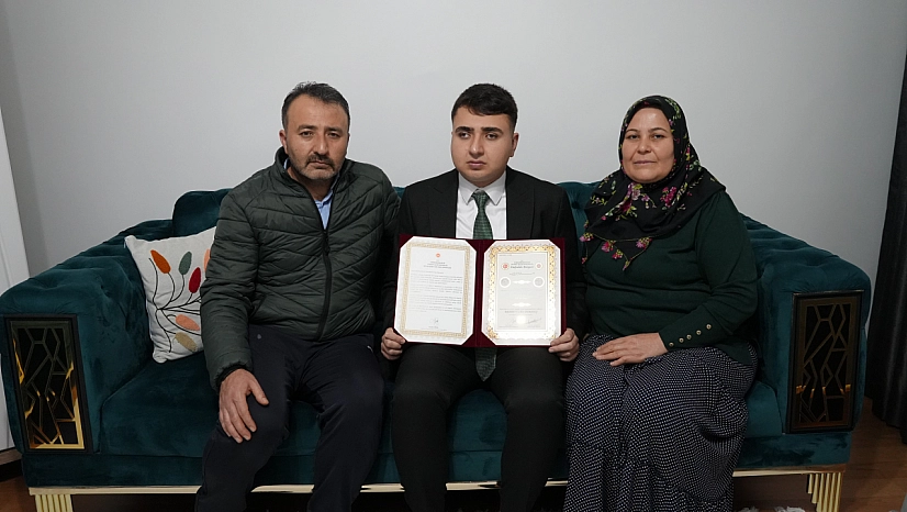 Kur'an-ı Kerim aşkı, görmeyen gözü oldu 1 yılda hafız oldu