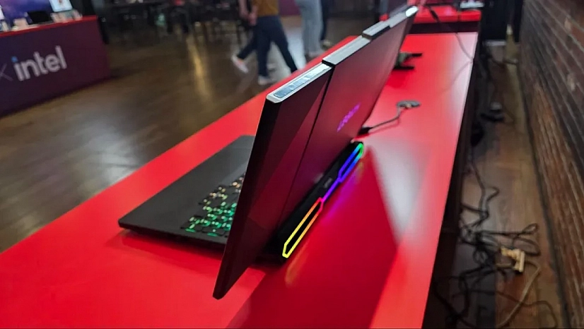 Bilim kurgu filmlerini aratmayan ekranı uzayan dizüstü bilgisayar!