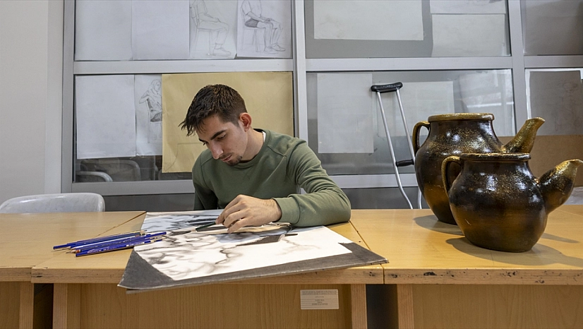 Asrın felaketinde kolunu ve bacağını kaybetti! Resimle hayata tutundu