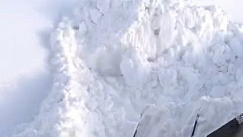 1,5 metrelik kar altında yol açma mücadelesi