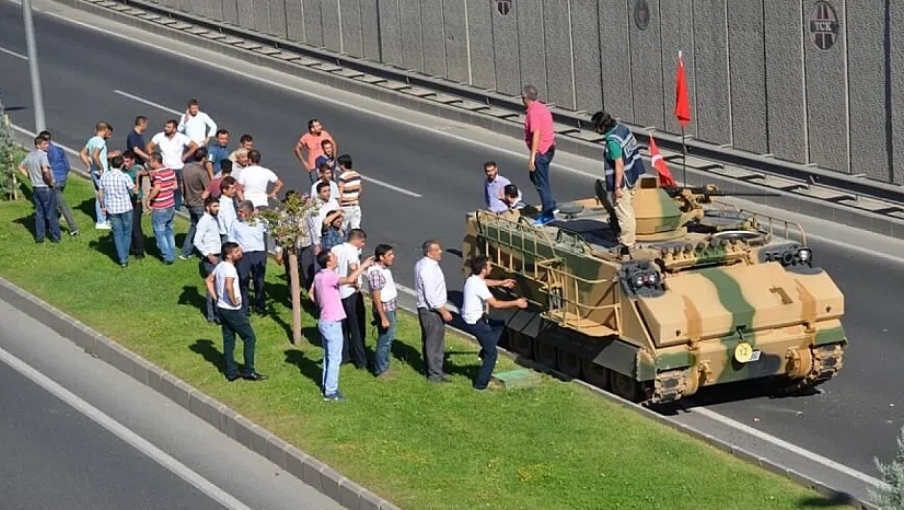 Malatya'da 15 Temmuz'da neler yaşandı? Valiye çekilen silah, kapatılan pistler...