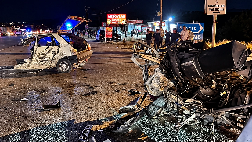 Malatya'da 3 otomobil çarpıştı: Bir araç ikiye ayrıldı, 1'i ağır 4 yaralı