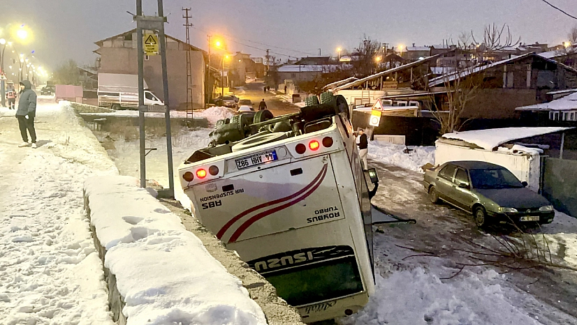 Malatya'da buzlanma nedeniyle işçi servisi devrildi: 9 yaralı