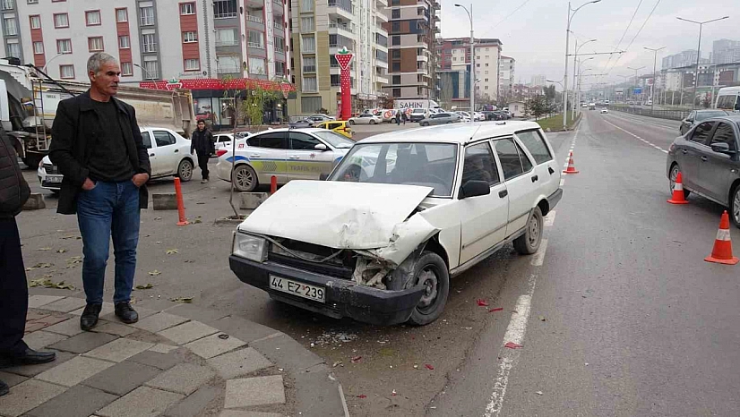 Malatya'da iki araç çarpıştı: 2 yaralı