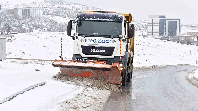 Malatya'da karla mücadele sürüyor