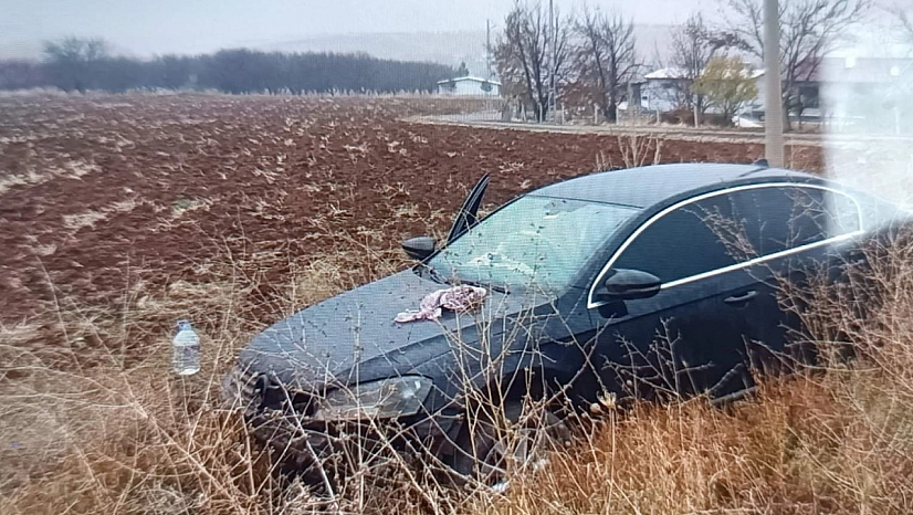 Malatya'da kaygan yolda savrulan otomobil tarlaya girdi: 4 yaralı
