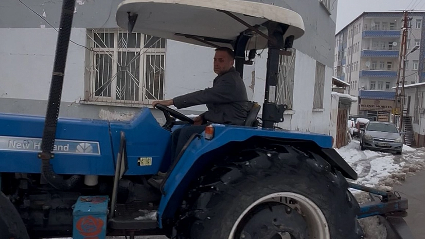 Malatya'da mahalleli traktörle kar mesaisinde