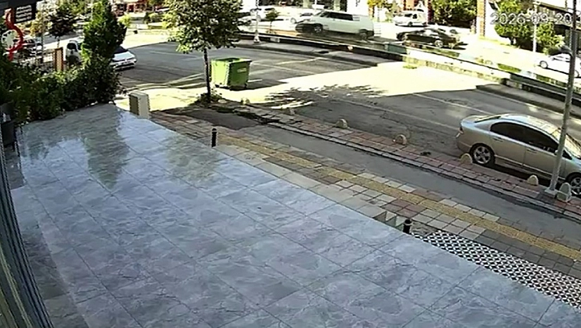 Malatya'da Minibüs Refüjü Aştı, Motokurye Son Anda Kurtuldu