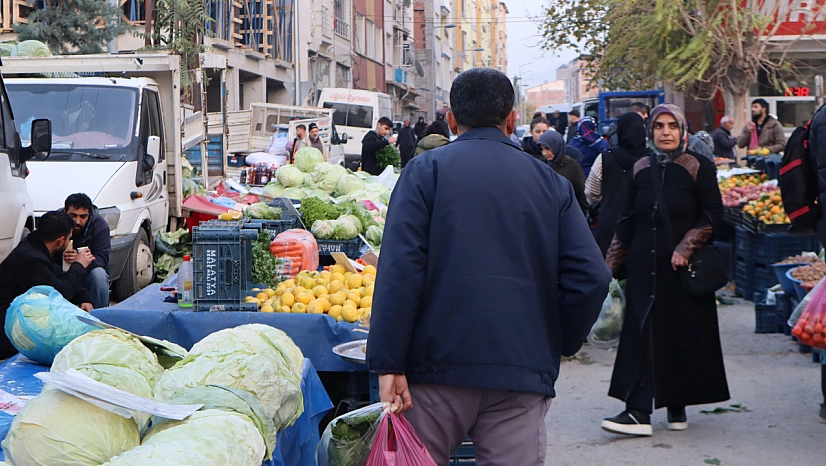 Malatya'da perşembe pazarında sebze fiyatları yüz güldürdü, meyve tezgâhları yine cep yaktı