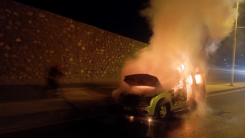 Malatya'da Seyir Halindeki Hafif Ticari Araç Alev Alev Yandı