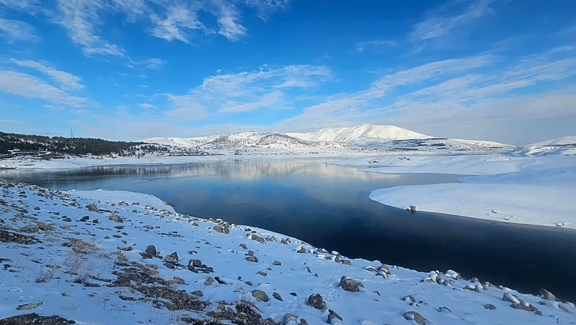 Malatya'da Sürgü barajı buz tuttu