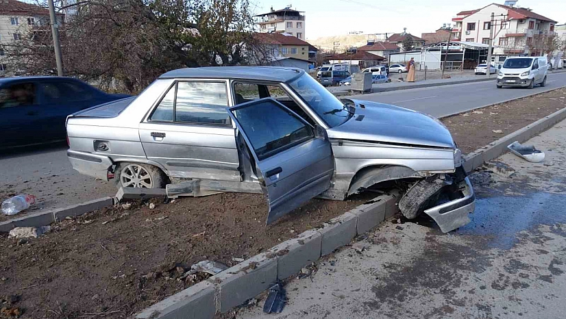 Malatya'da kaza: Otomobil refüje fırladı!