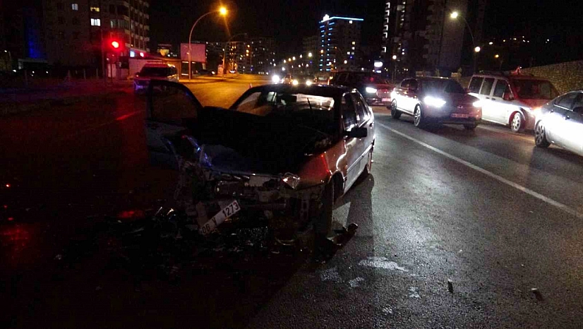 Tırla çarpışan otomobildeki 3 kişi yaralandı