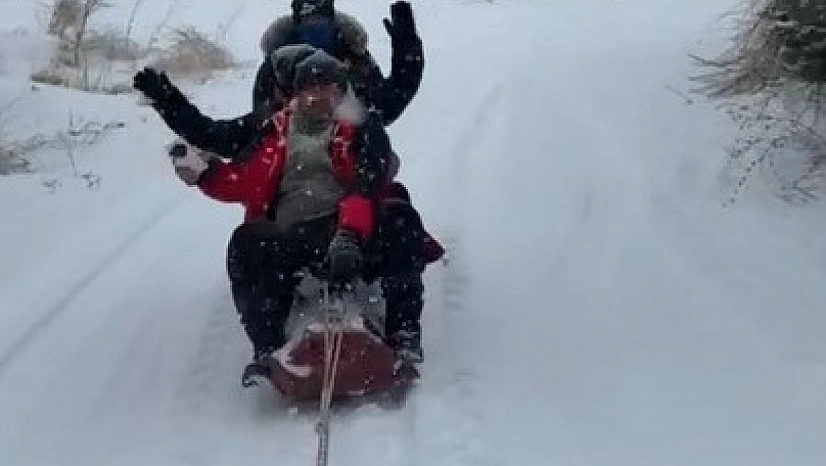 Traktör arkasında karda 'sörf'