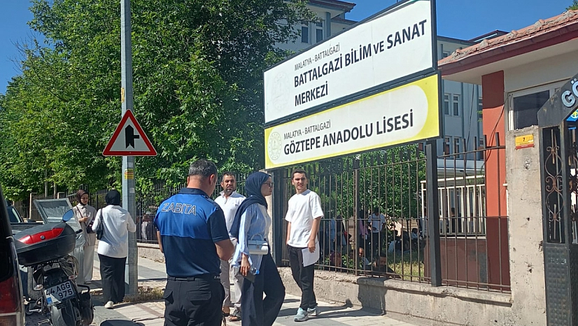 Malatya'da yanlış okula giden genç kızın yardımına zabıta yetişti!