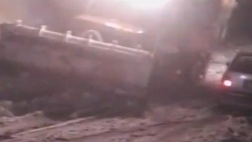 Malatya'da yoğun kar yağışı etkili oldu, çok sayıda araç yolda kaldı