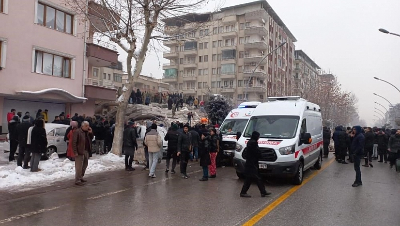 Depremde yıkılan Sancak Apartmanı davasında karar: Müteahhit ve belediye personeline hapis cezası