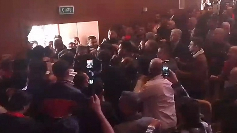 Malatya'da CHP il kongresinde kavga: Başkan konuştu, üyeler birbirine girdi