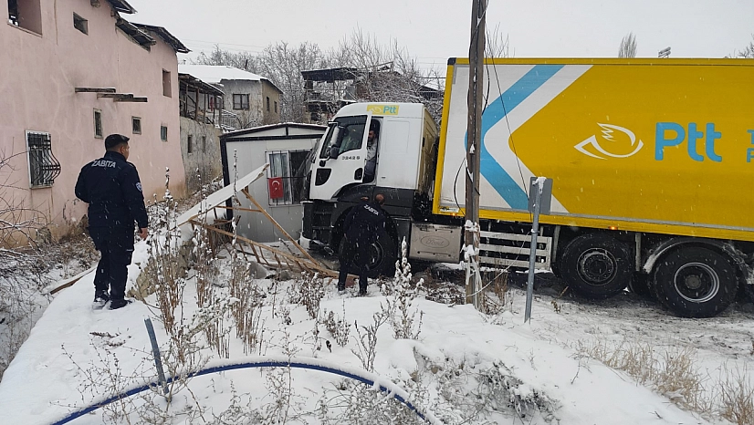 Malatya-Kayseri karayolunda kargo aracı yoldan çıktı