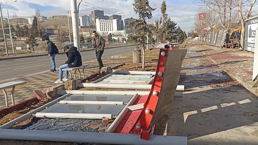 Malatya'yı şiddetli fırtına vurdu! Trambüs durağı bile ayakta duramadı!