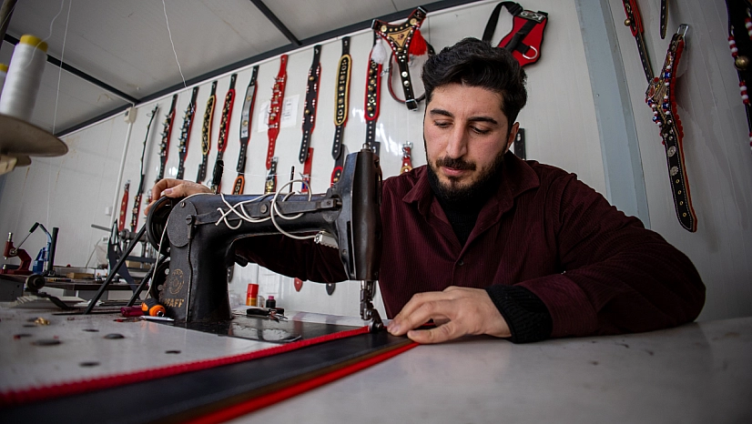 Malatyalı usta, el yapımı tasmalarıyla dünya pazarında