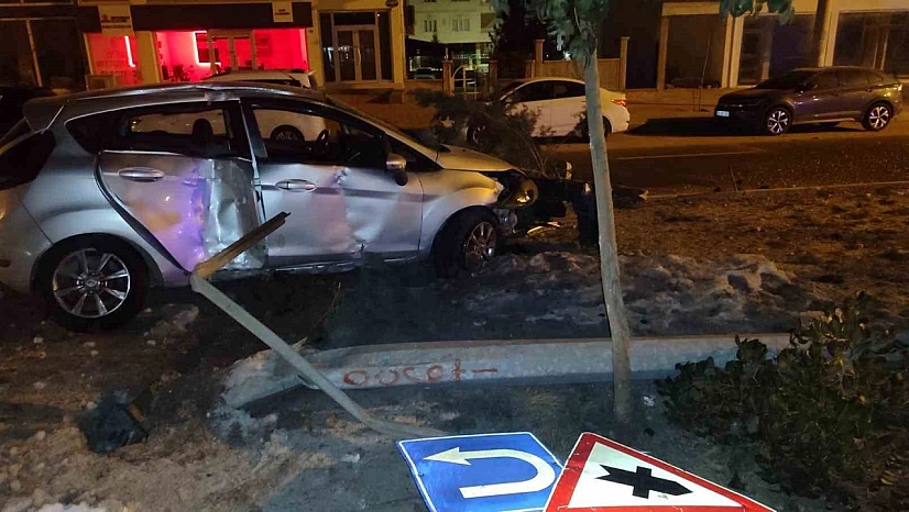 Refüje çarpan otomobilin sürücüsü yaralandı