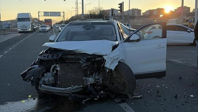 Minibüs ile cip çarpıştı: 2 yaralı