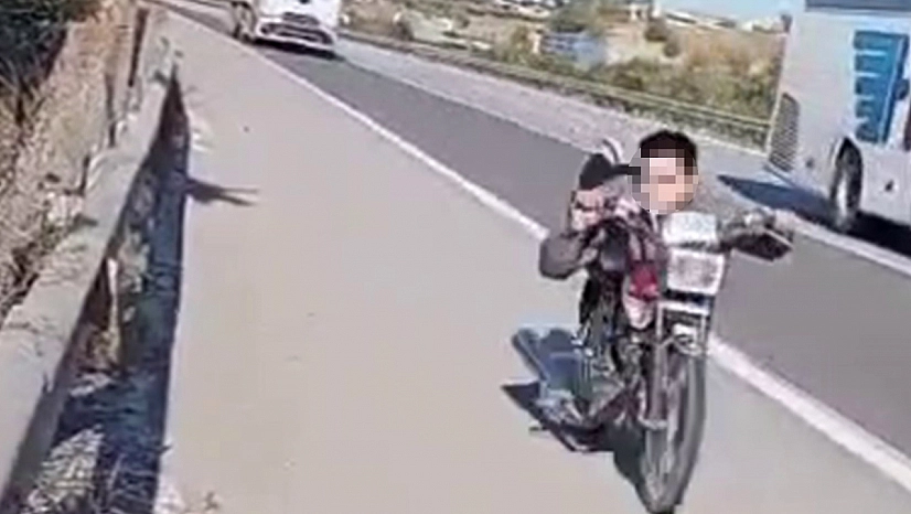 Motosikletin üzerine yatarak şov yapan sürücüye 63 bin TL ceza