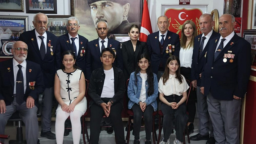 Öğrenciler, Çanakkale Zaferi'nde gazileri ziyaret etti