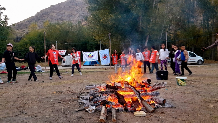 Öğrenciler doğa kampında