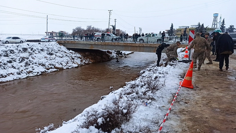 Okul Yolunda Kaza: Otomobil Sulama Kanalına Devrildi, 4 Kişi Kayboldu