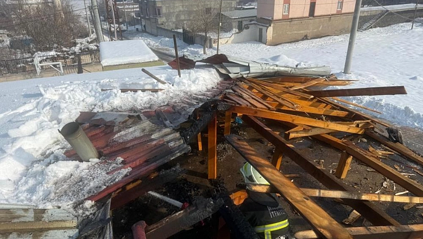 Okulda sobadan çıkan kıvılcım çatıyı tutuşturdu