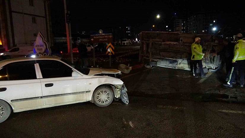 Malatya'da otomobil ile çarpışan kamyonet devrildi: 1 yaralı