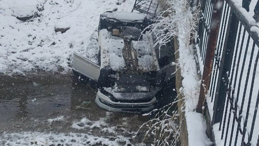 Otomobil köprüden düştü: 2 yaralı