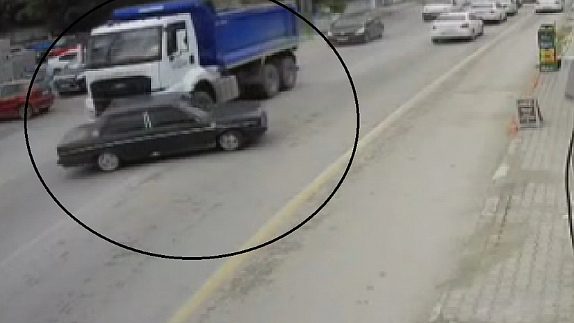 Otomobili oyuncak araba gibi önüne aldı
