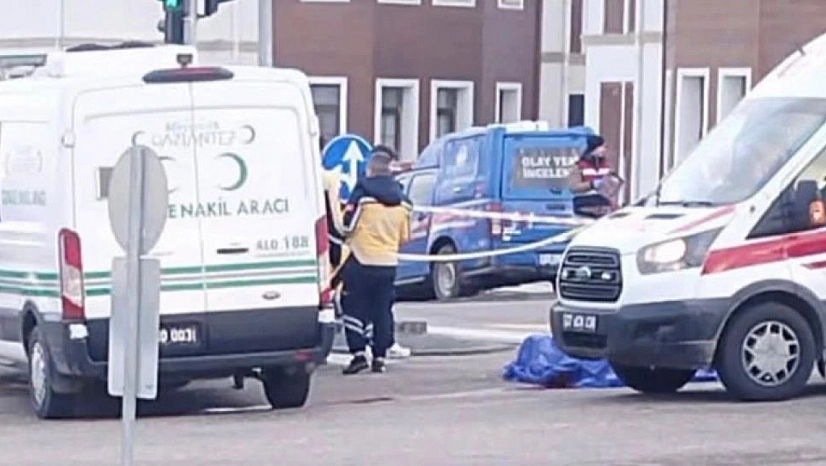 Otomobilin çarptığı motosikletli hayatını kaybetti