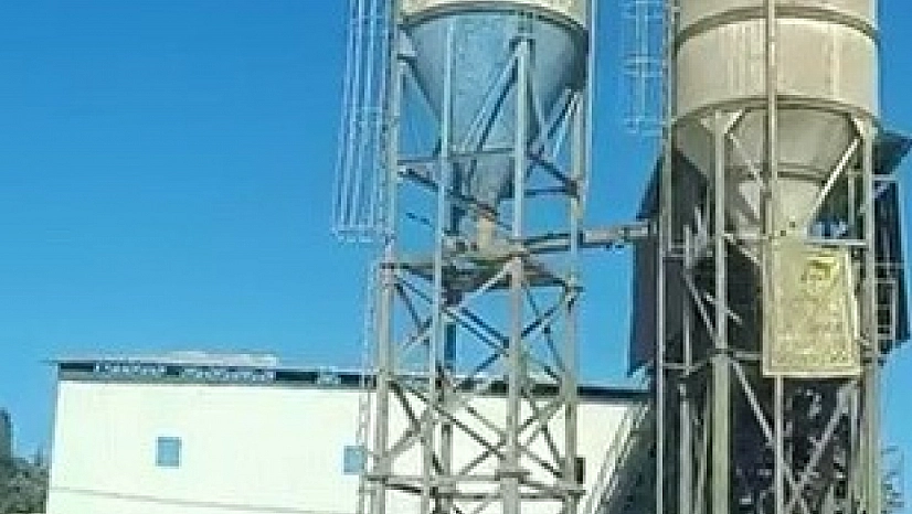 Parasını alamadığını iddia eden işçi siloya çıktı