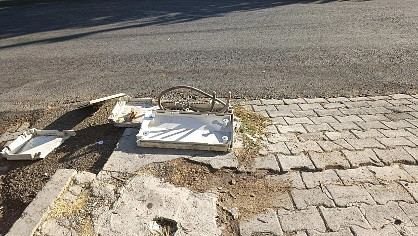 Elektrik kabloları tehlike saçıyor