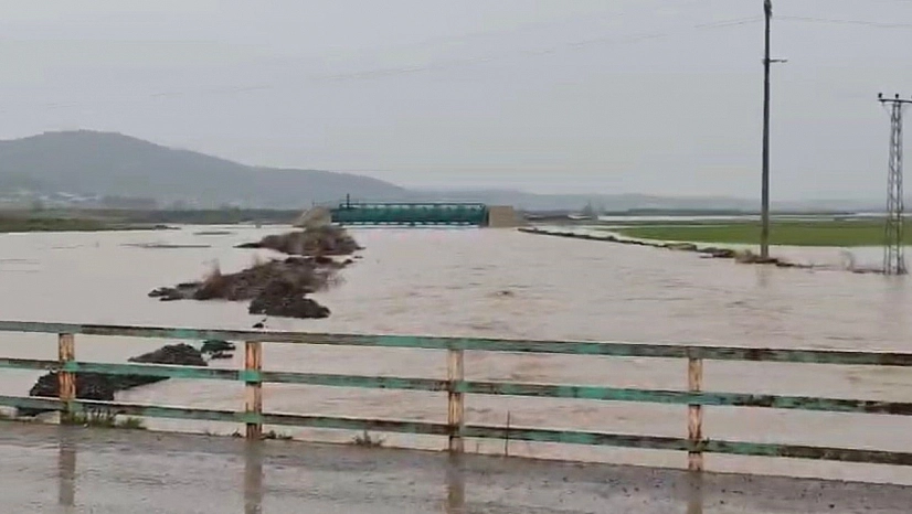 Sağanak sonrası ev ve tarlaları su bastı