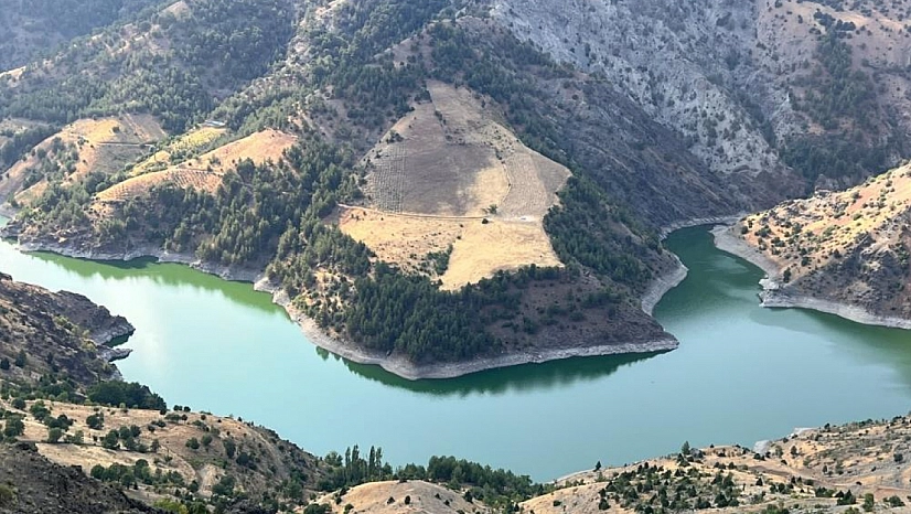 Sarıgüzel Barajı ve çevresindeki dağlar manzarasıyla hayran bırakıyor